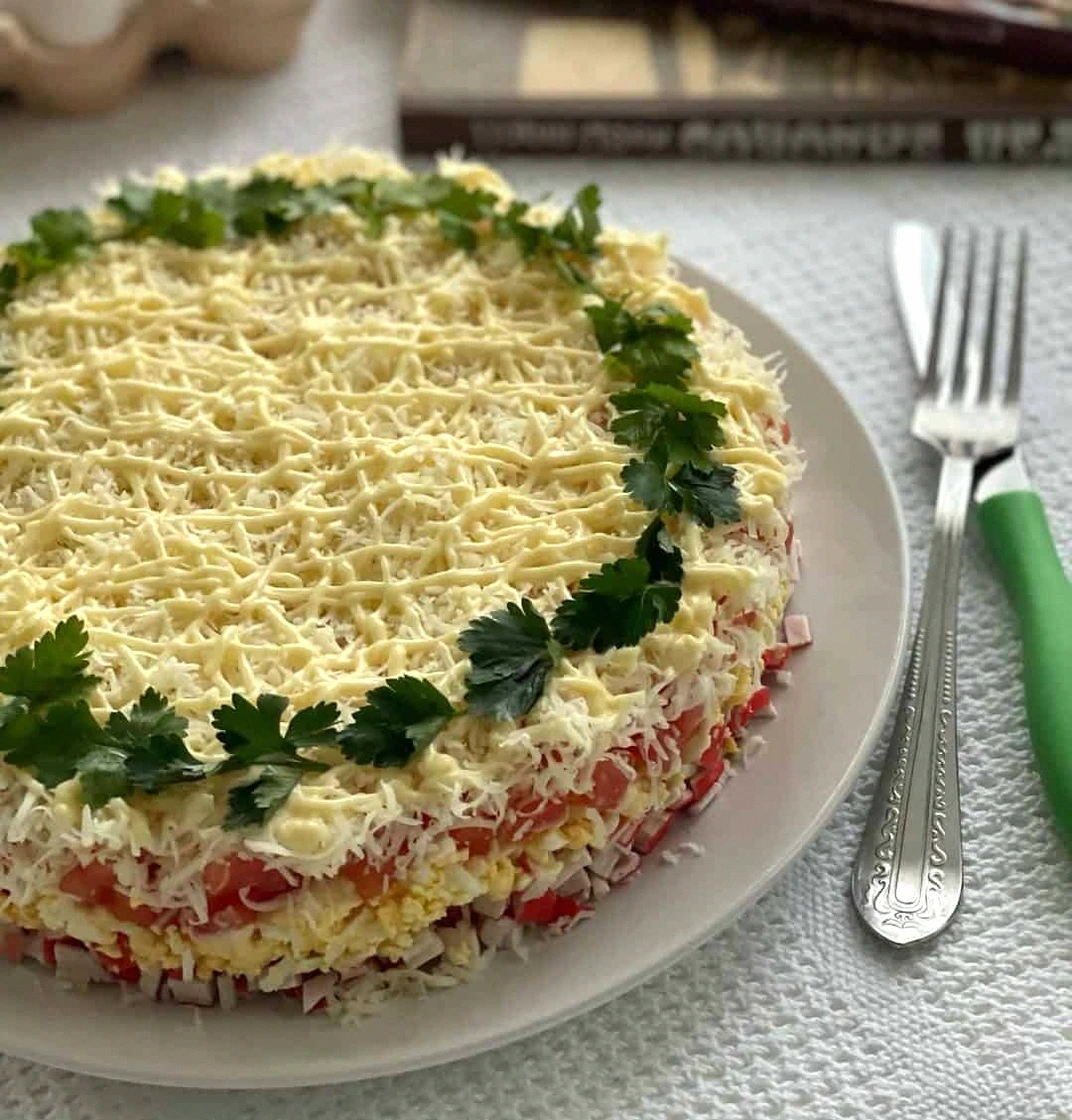 Салат з крабовими паличками слоями. Ви тільки подивіться на цю подачу, красивіше ніж Мімоза