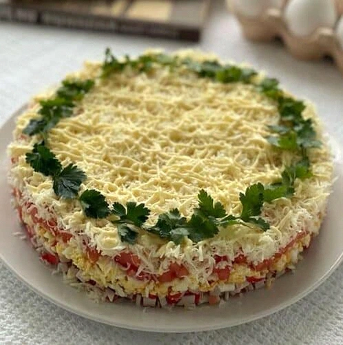 Салат з крабовими паличками слоями. Ви тільки подивіться на цю подачу, красивіше ніж Мімоза
