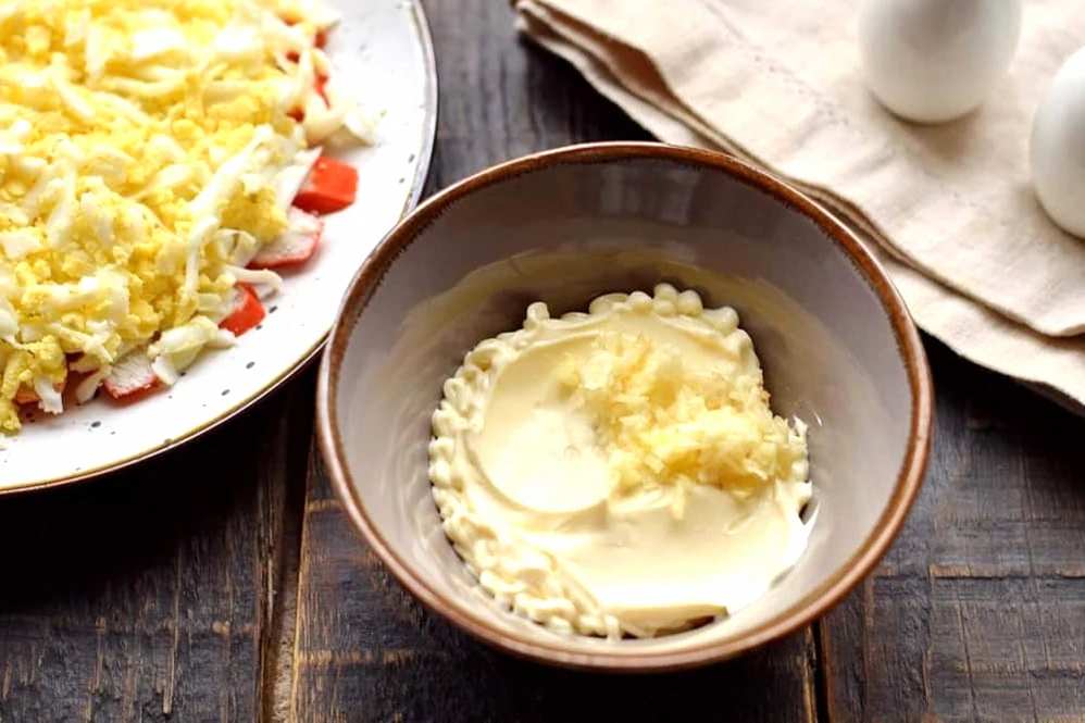 Дивуюся, як такий дешевий салат може бути таким смачним. Улюбленець на нашому столі