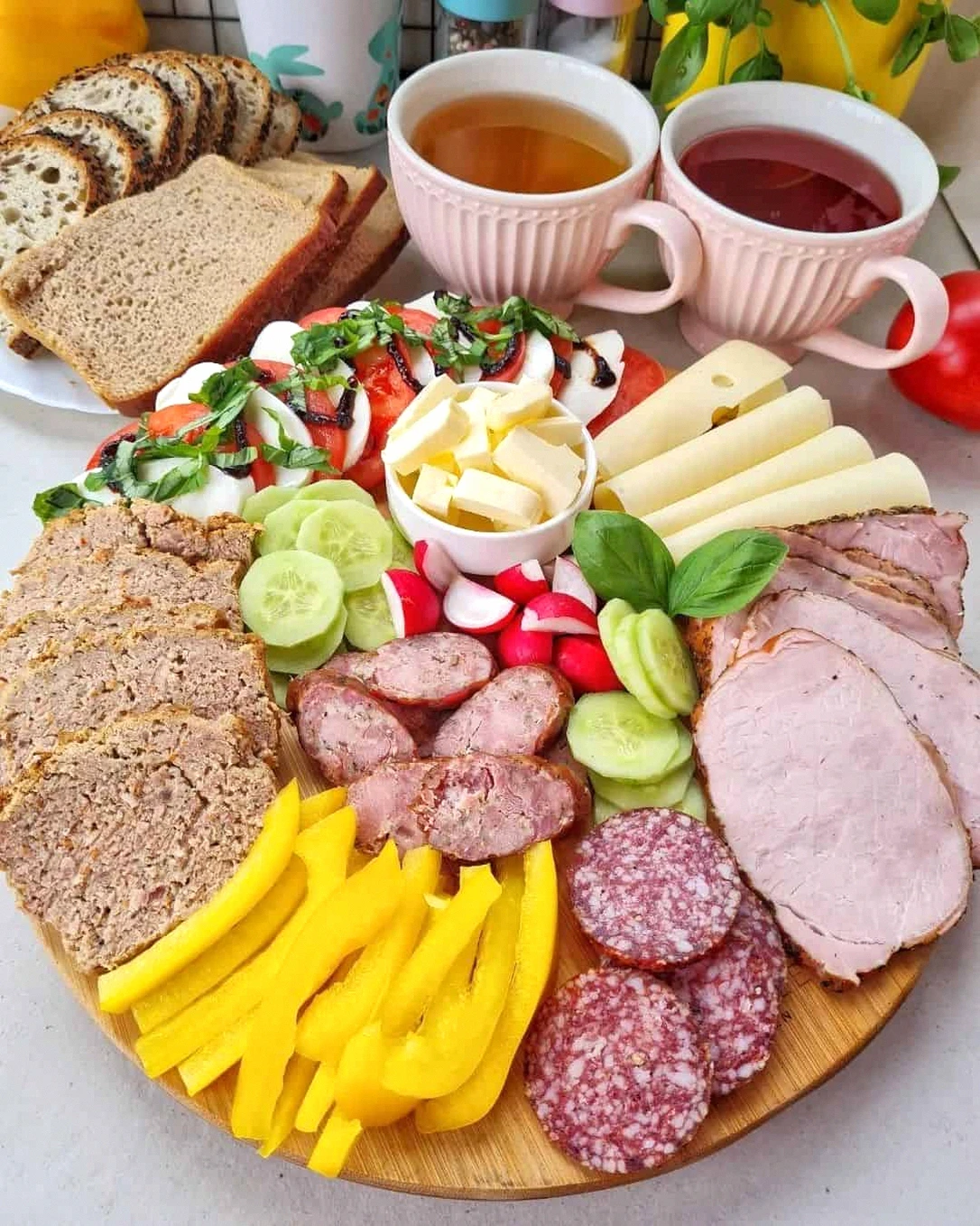 Ідеї святкової нарізки. Як подати звичні продукти красиво і вишукано