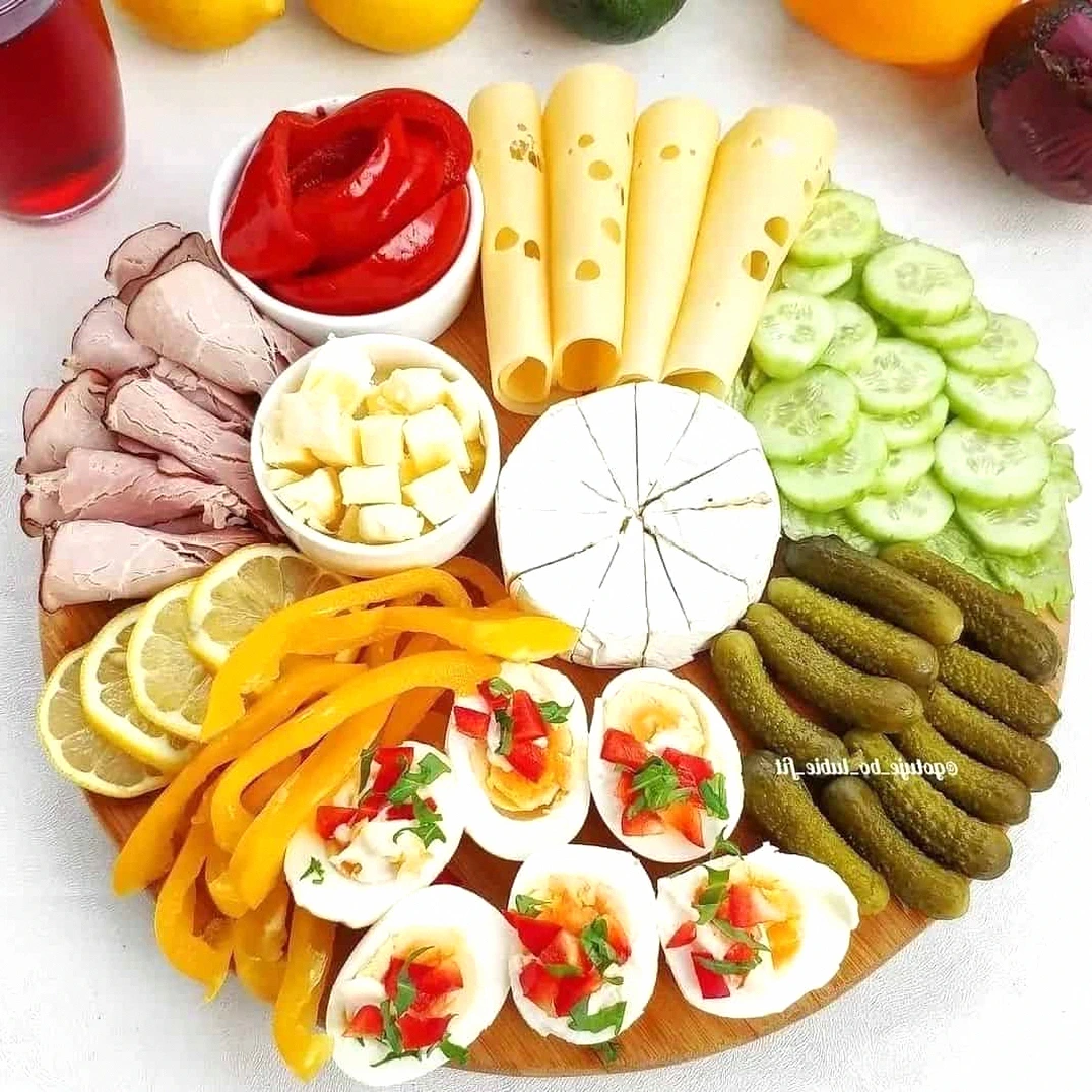 Ідеї святкової нарізки. Як подати звичні продукти красиво і вишукано
