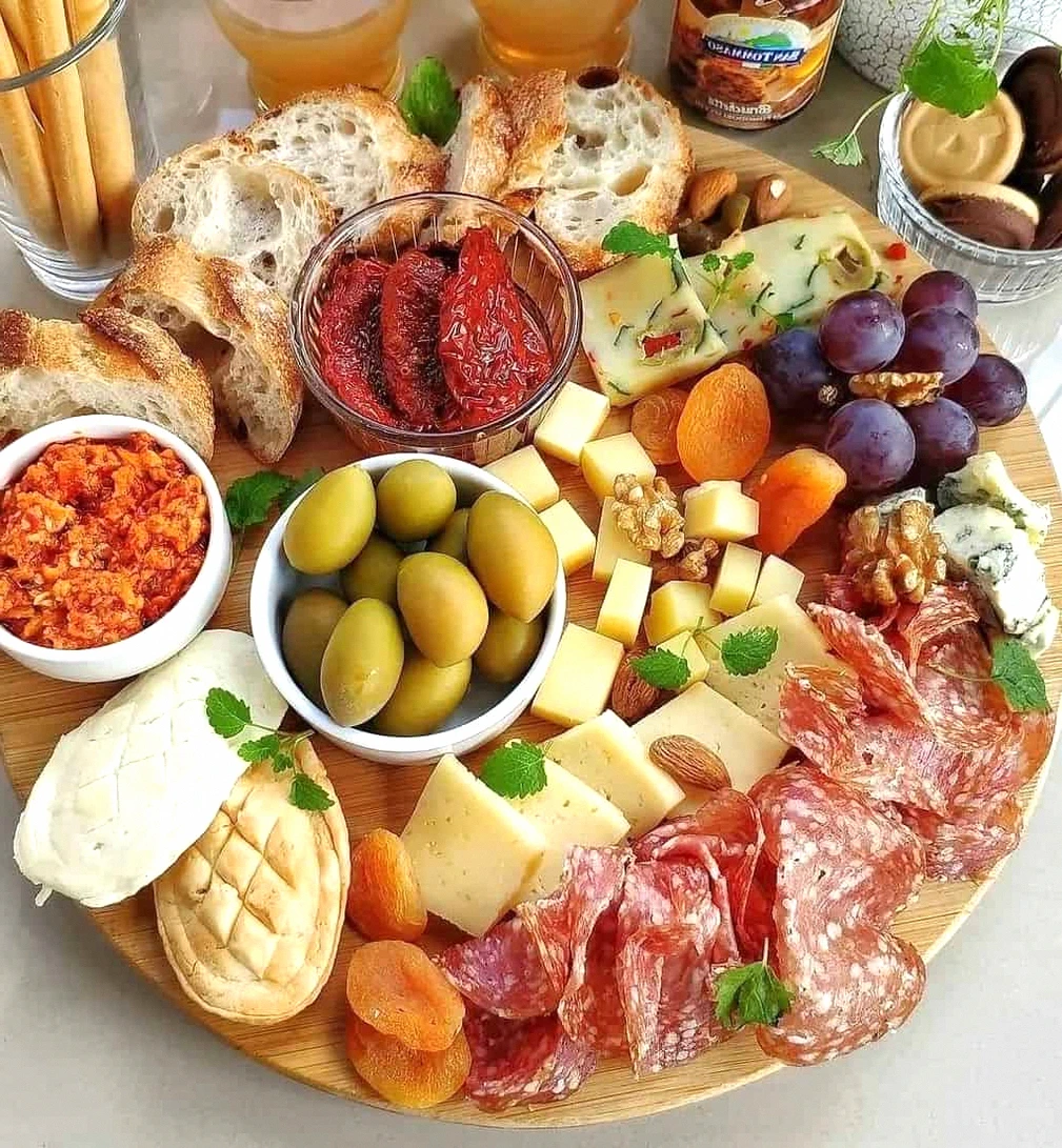 Ідеї святкової нарізки. Як подати звичні продукти красиво і вишукано