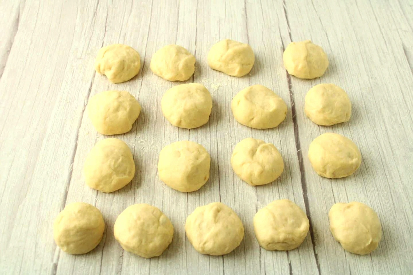 Пишні, смачні, ароматні з доступних продуктів! Дріжджові пиріжки із зеленою цибулею та яйцем у духовці