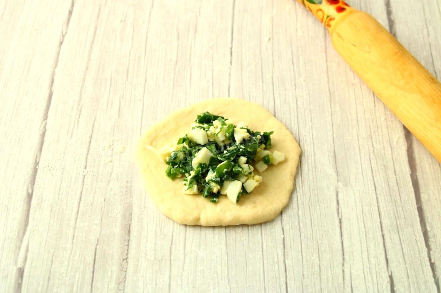 Пишні, смачні, ароматні з доступних продуктів! Дріжджові пиріжки із зеленою цибулею та яйцем у духовці