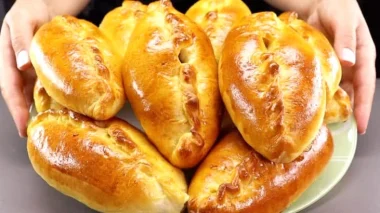 Пишне, як хмаринка, тісто — смачні пиріжки з надсоковитою начинкою за простим рецептом