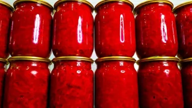 Відкрив баночку — і борщ готовий! Усі ахнули від смаку: заправка для борщу на зиму