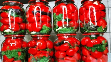 Секрет сімейного рецепту: помідори на зиму, від яких розсіл випивається миттєво!