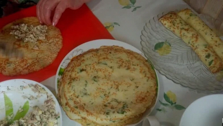 Неймовірно смачні солоні млинці, яких ви ще не куштували! Рецепт з особливою начинкою