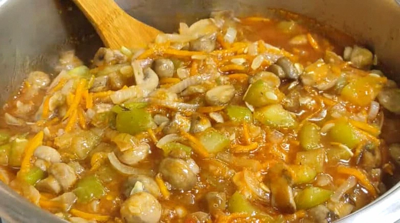 Кабачкова ікра в минулому! Кабачки з грибами у соусі сацебелі. Ну чому це так смачно?
