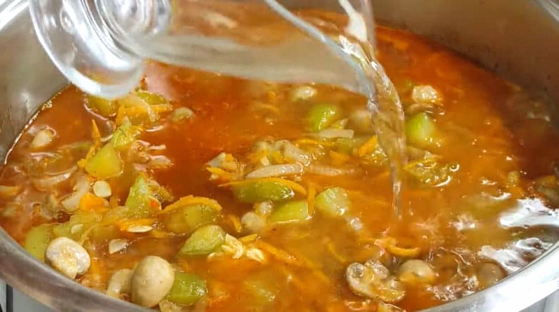 Кабачкова ікра в минулому! Кабачки з грибами у соусі сацебелі. Ну чому це так смачно?