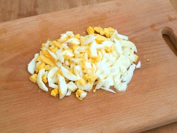 Всі продукти під рукою і готується легко. Салат “Веселка”: завжди виглядає виграшно