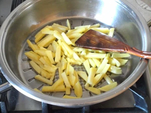 Всі продукти під рукою і готується легко. Салат “Веселка”: завжди виглядає виграшно