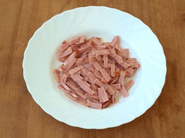 Всі продукти під рукою і готується легко. Салат “Веселка”: завжди виглядає виграшно
