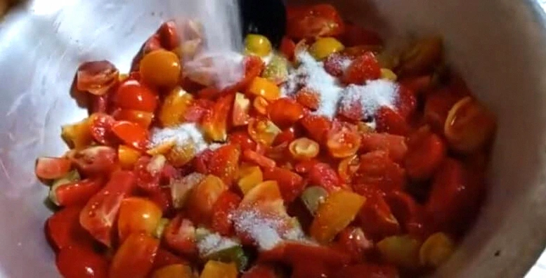 Кожну зиму готую тазіками салат “Дніпровський”. Такий добрий, що і 50 банок мало