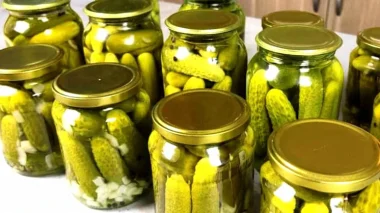 “90 банок смаку: секретний рецепт огірків, які ідеально зберігаються в квартирі!”