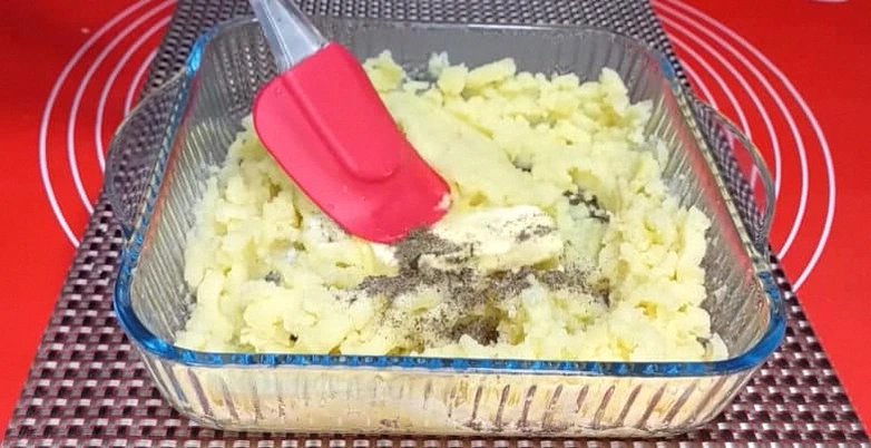 Беру трохи кефіру та 1 яйце. Ситні пиріжки для чоловіка: з’їдає по 10 штук