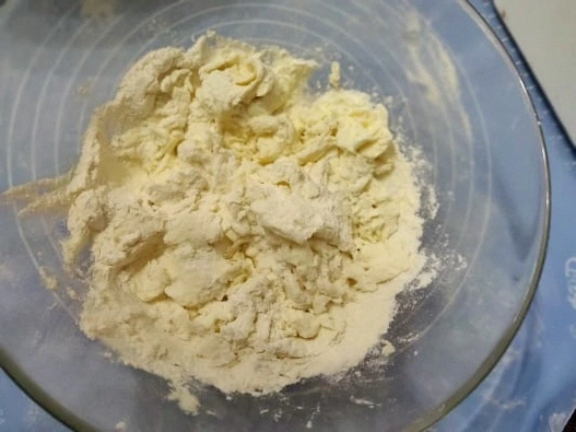 Смакота з простих продуктів. Сирні рогалики з варенням і родзинками