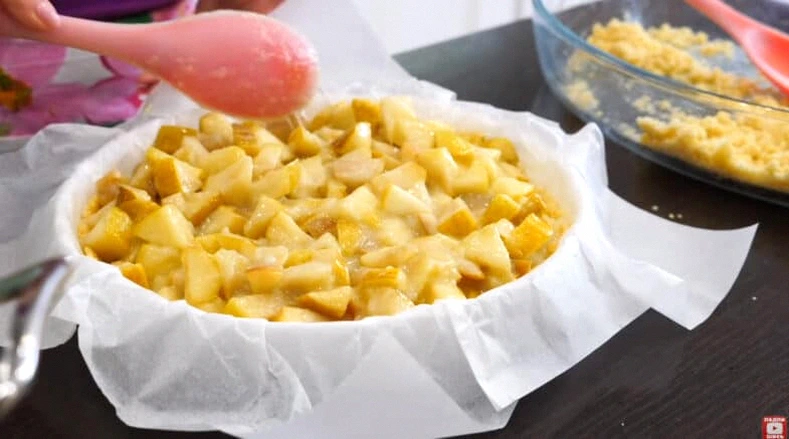 Яблучний пиріг “Багато начинки і дуже смачне тісто” Всі продукти завжди під рукою. Готується 25 хвилин!