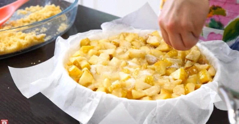 Яблучний пиріг “Багато начинки і дуже смачне тісто” Всі продукти завжди під рукою. Готується 25 хвилин!