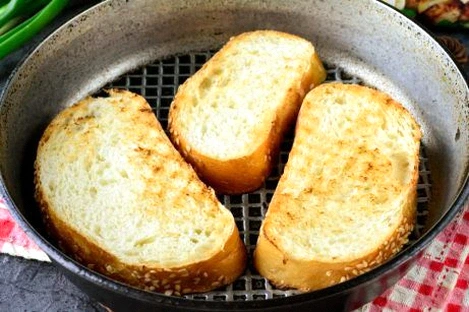 З простих і недорогих продуктів! Все завжди під рукою. Готую за 5 хвилин, коли гості вже на порозі