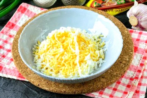 З простих і недорогих продуктів! Все завжди під рукою. Готую за 5 хвилин, коли гості вже на порозі