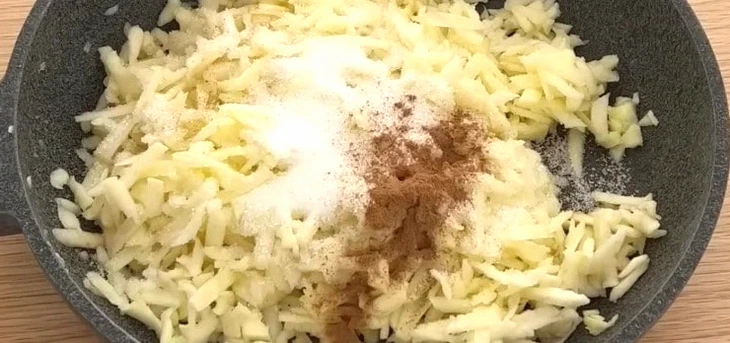 З недорогих та мінімальних продуктів. Ніжні рогалики з яблучною начинкою