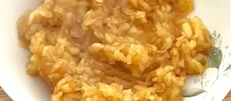 З недорогих та мінімальних продуктів. Ніжні рогалики з яблучною начинкою