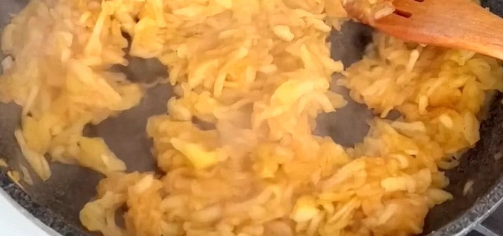 З недорогих та мінімальних продуктів. Ніжні рогалики з яблучною начинкою