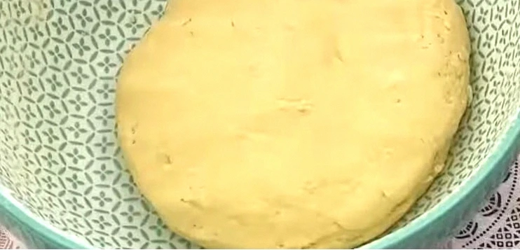 З недорогих та мінімальних продуктів. Ніжні рогалики з яблучною начинкою