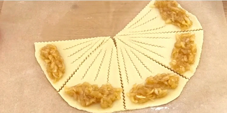 З недорогих та мінімальних продуктів. Ніжні рогалики з яблучною начинкою