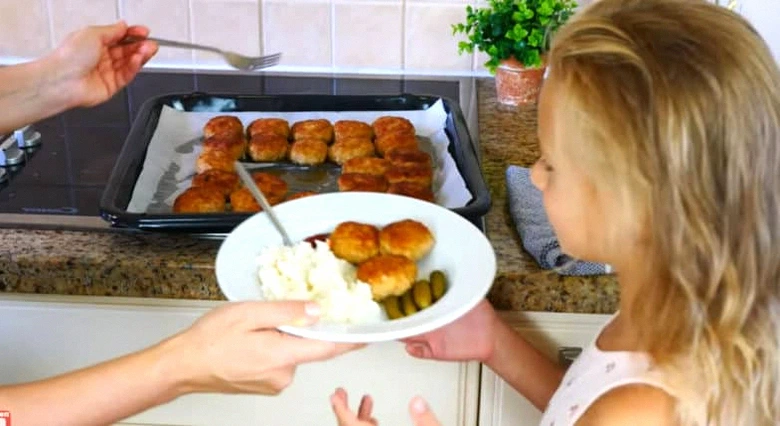 Як у бабусі! Секрет соковитих котлет у духовці, який мало хто знає! Готую так вже 10 років