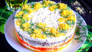 Салат “Мімоза” з рибними консервами та картопелькою: класика, що зникає першою зі столу — простий і бюджетний для буднів та свят