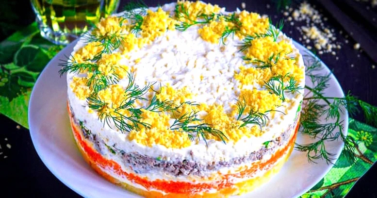 Салат “Мімоза” з рибними консервами та картопелькою: класика, що зникає першою зі столу — простий і бюджетний для буднів та свят
