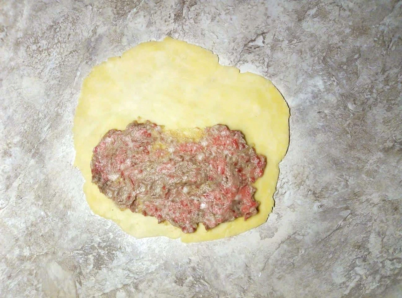 Хрусткі зовні та соковиті всередині. Чебуреки з м’ясом на сковороді