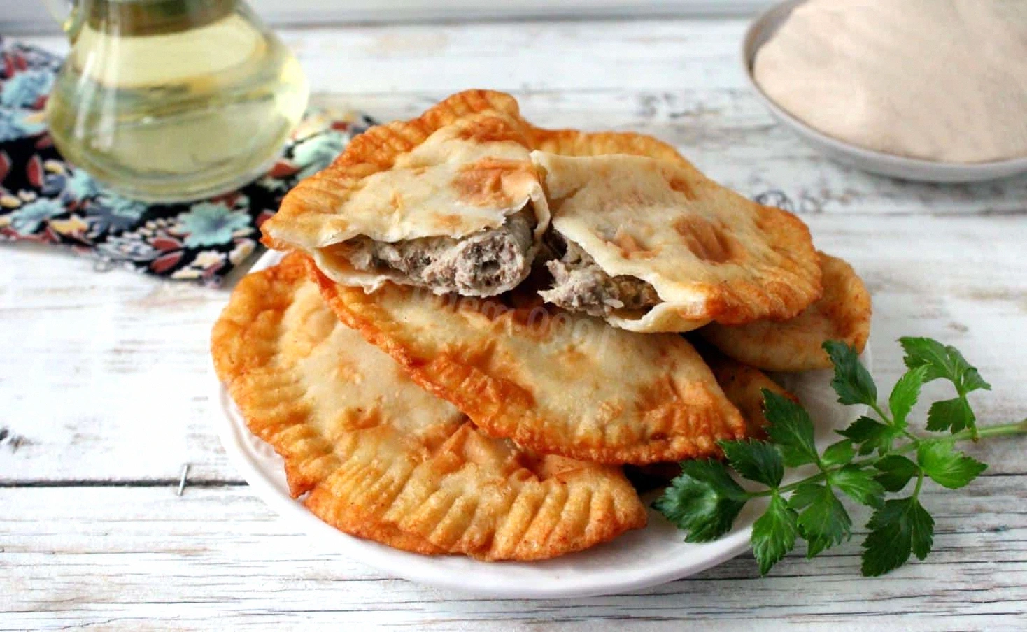 Хрусткі зовні та соковиті всередині. Чебуреки з м’ясом на сковороді