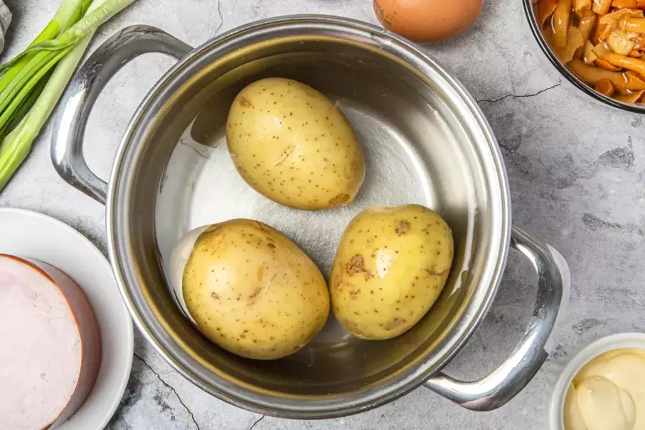 Наулюбленішим салат мого чоловіка. Салат з маринованими грибочками