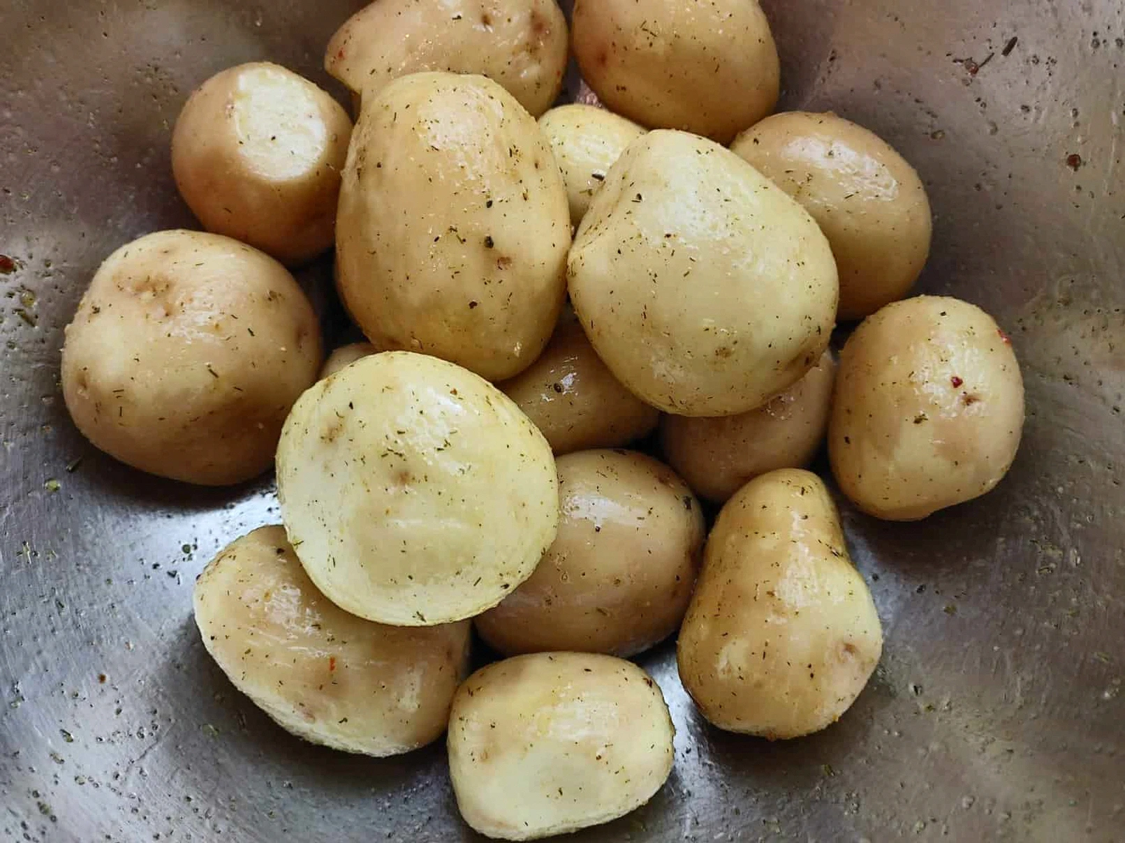 Закинув і готово! Молода картопля по-новому! Дуже смачний рецепт у духовці