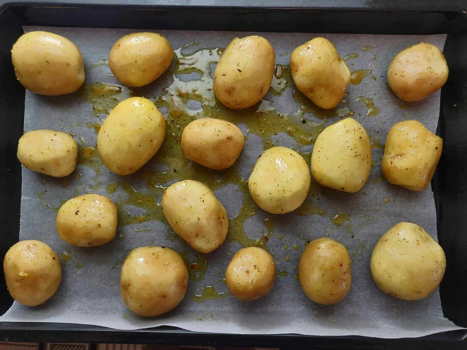 Закинув і готово! Молода картопля по-новому! Дуже смачний рецепт у духовці