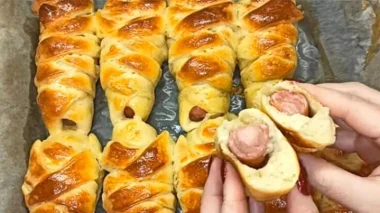 Чоловік просить щодня: сосиски в дріжджовому тісті на кефірі, які зникають зі столу за лічені хвилини