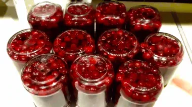 Вишневе варення у власному соці на зиму: без варіння ягід і без псування — смак літа в кожній ложці