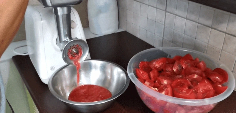 З пловом, м’ясом та і просто з хлібом. На зиму, замість любої підливки чи соуса!