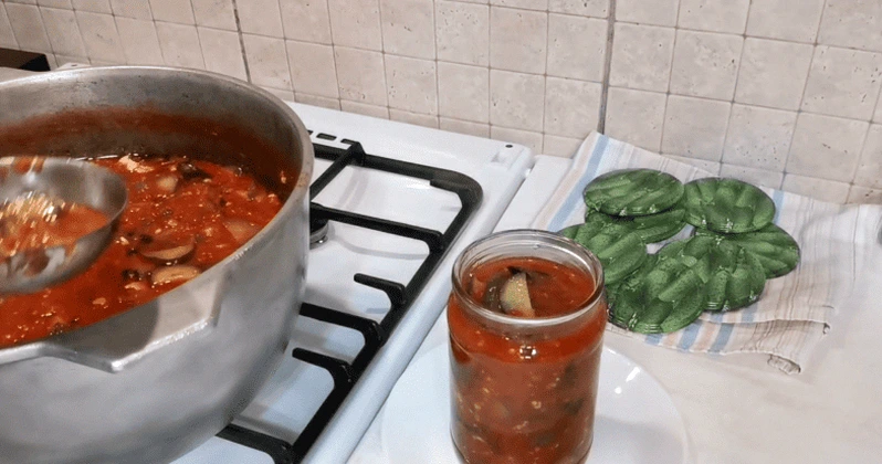 З пловом, м’ясом та і просто з хлібом. На зиму, замість любої підливки чи соуса!