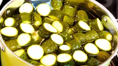 Родина поставила 10/10: огірки мариновані «по-фінськи» — найсмачніший хіт цього сезону заготовок