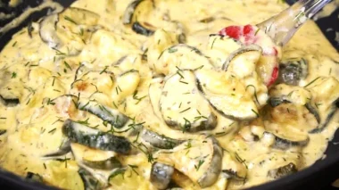 Цей рецепт підкорить ваші смакові рецептори! Кабачки по-сербськи: спробуйте — і вам більше не захочеться нічого іншого!
